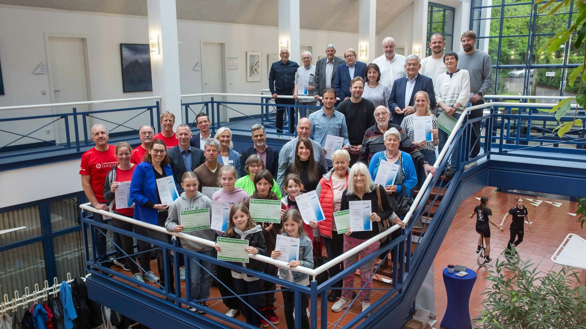 Gruppenfoto der Siegerehrung der Sportler bei der Aggerenergie.