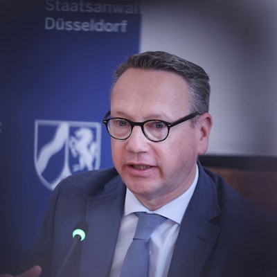 Benjamin Limbach (Bündnis 90/Die Grünen), Justizminister von Nordrhein-Westfalen, steht bei einer Pressekonferenz vor den Kameras.