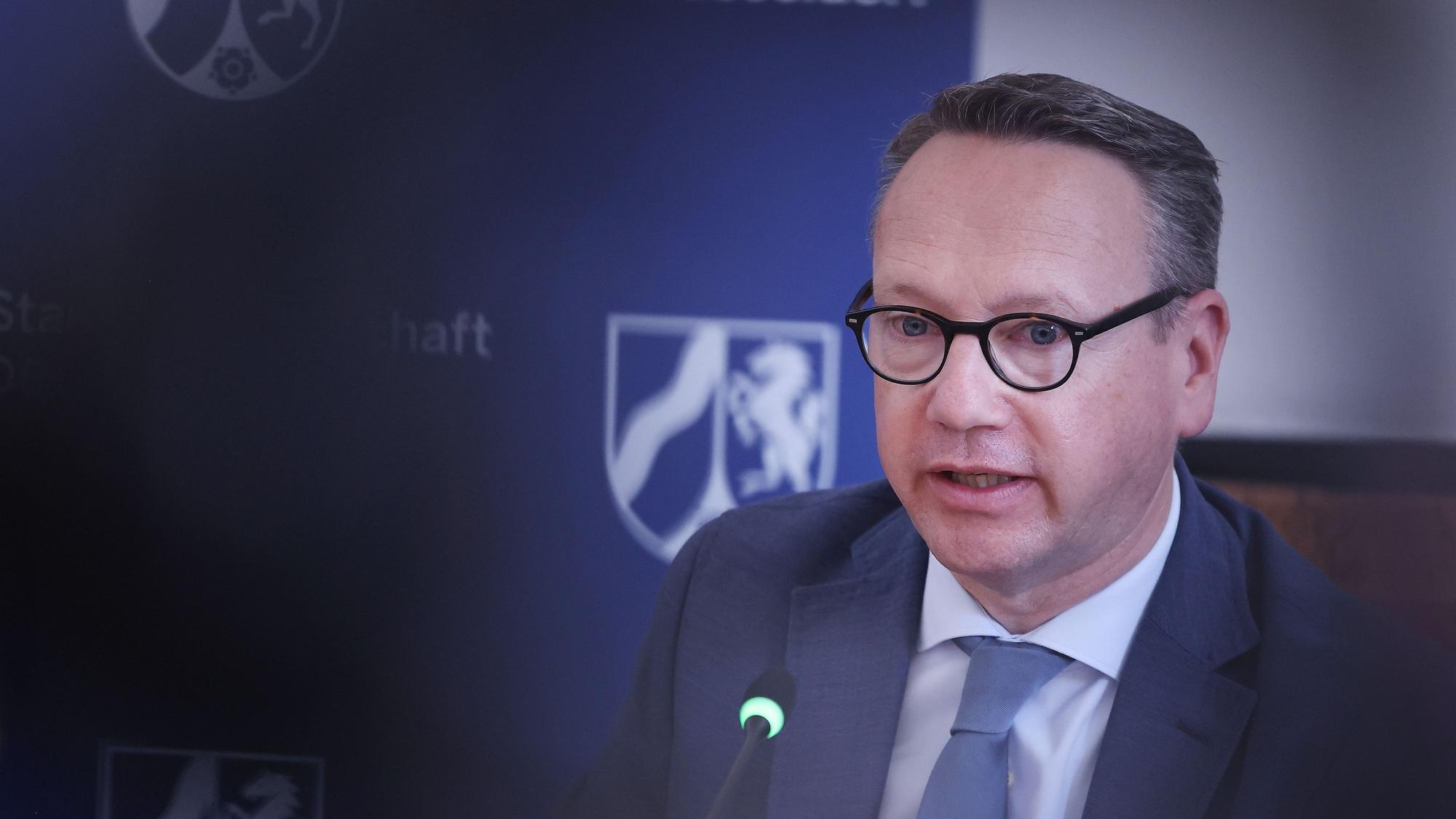 Benjamin Limbach (Bündnis 90/Die Grünen), Justizminister von Nordrhein-Westfalen, steht bei einer Pressekonferenz vor den Kameras.