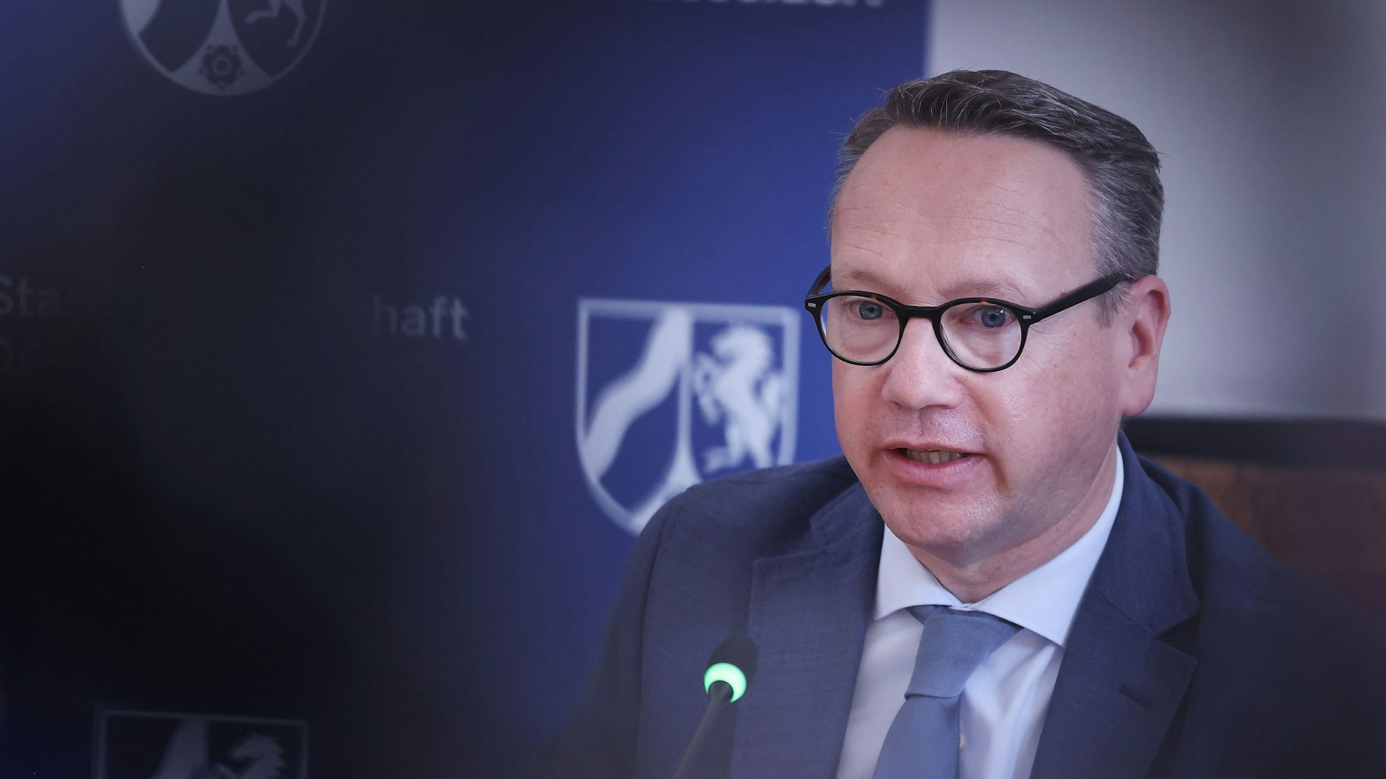 Benjamin Limbach (Bündnis 90/Die Grünen), Justizminister von Nordrhein-Westfalen, steht bei einer Pressekonferenz vor den Kameras.