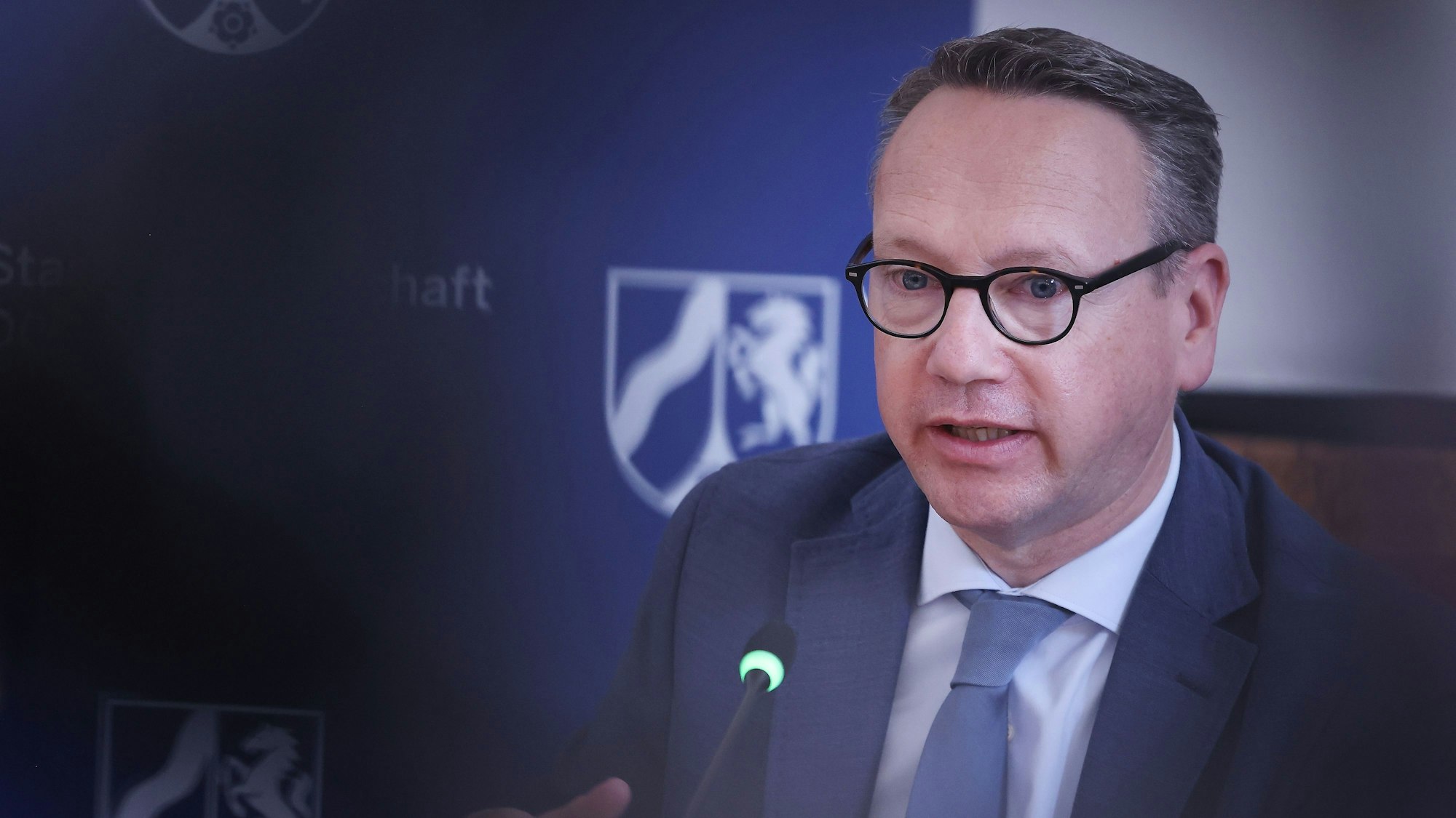 Benjamin Limbach (Bündnis 90/Die Grünen), Justizminister von Nordrhein-Westfalen, steht bei einer Pressekonferenz vor den Kameras.