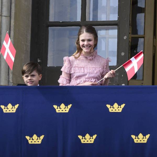 Prinz Oscar und Prinzessin Estelle winken mit dänischen Fahnen.