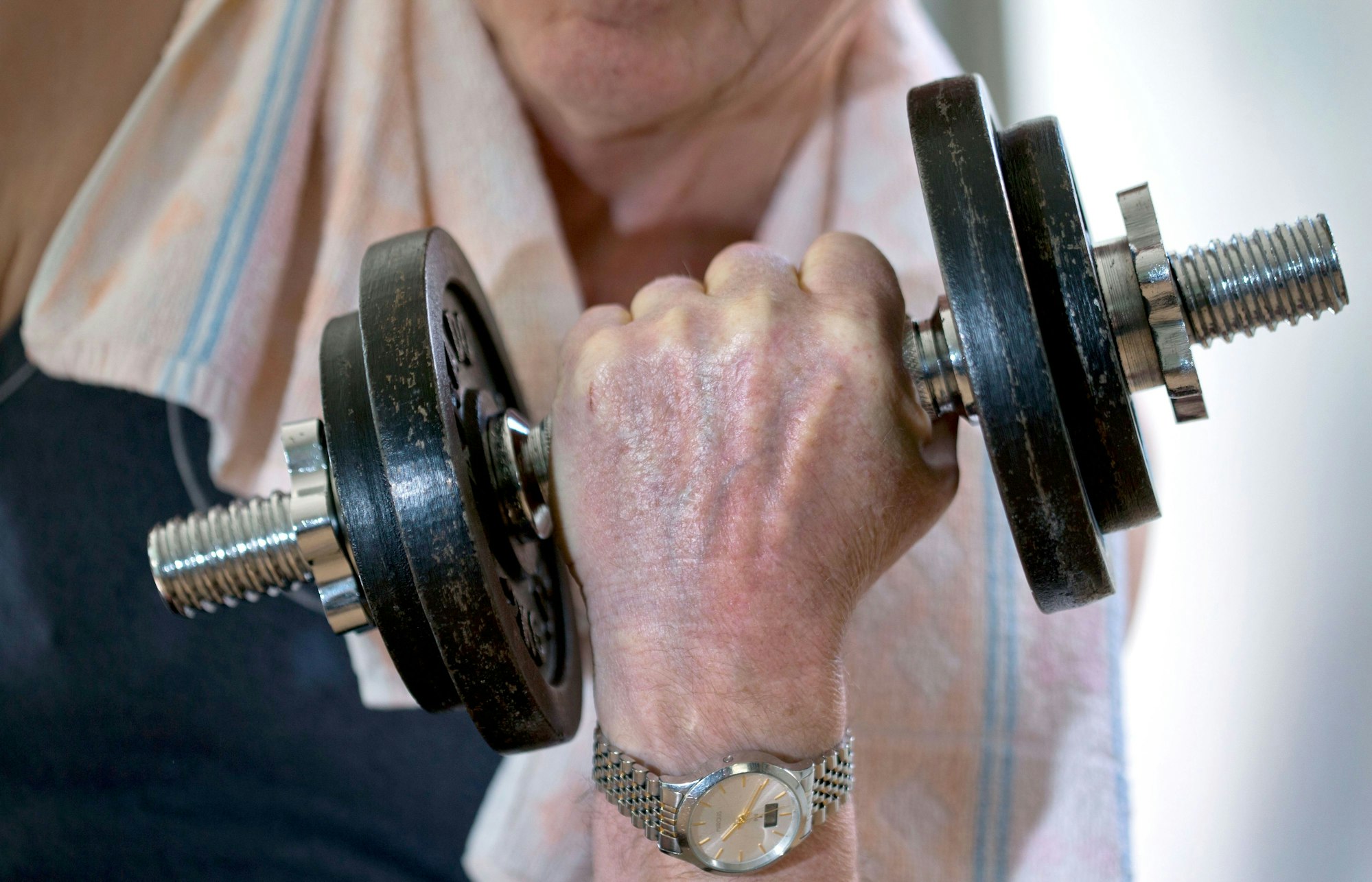 Der 72 Jahre alte Hans Pasewalk trainiert am 03.05.2013 im Kraftraum des Mehrgenerationenhauses in Wismar (Mecklenburg-Vorpommern). Dem rüstigen Rentner geht es um Fitness und die Gemeinsamkeit in der Gruppe. In insgesamt sechs Gruppen schwitzen jeweils 10 bis 12 Damen und Herren über 55 einmal pro Woche beim Bankdrücken, an der Beinpresse oder beim Bauchmuskeltraining am Powergerät. Foto: Jens Büttner/dpa (zu dpa-Korr _Bankdrücken 70 plus - Muckibuden für Senioren sind im Kommen_ vom 12.05.2013) ++ +++ dpa-Bildfunk +++