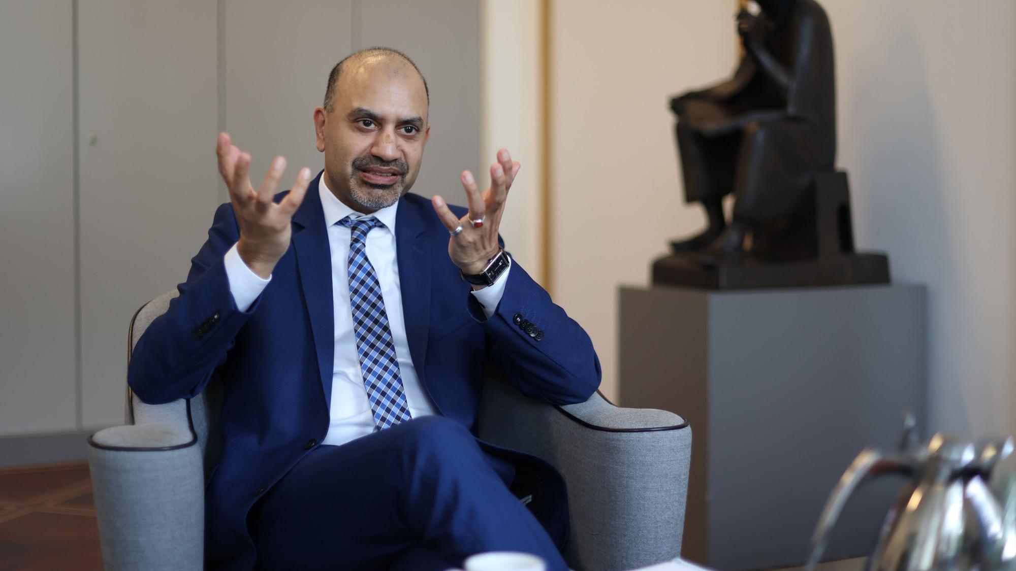 Unirektor Joybrato Mukherjee in seinem Büro