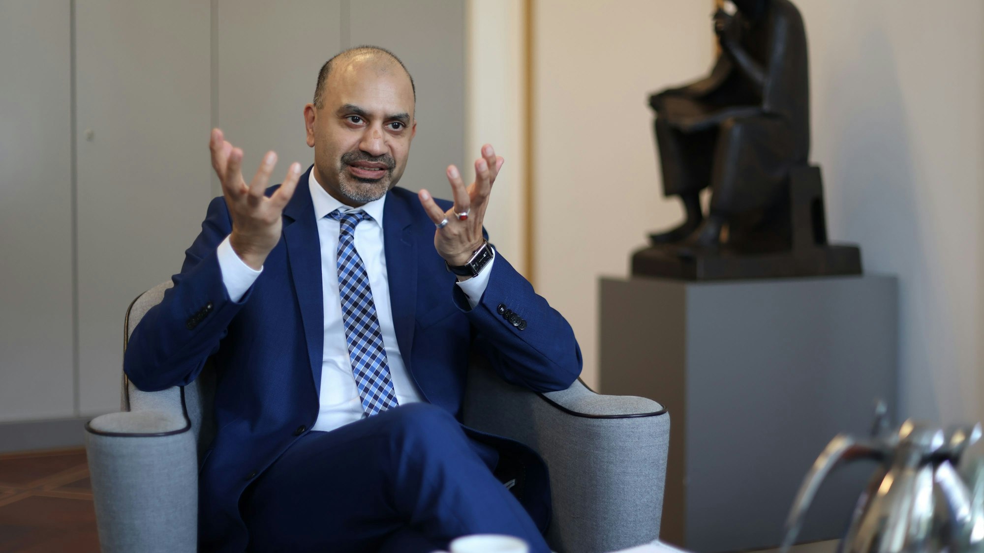 Unirektor Joybrato Mukherjee in seinem Büro