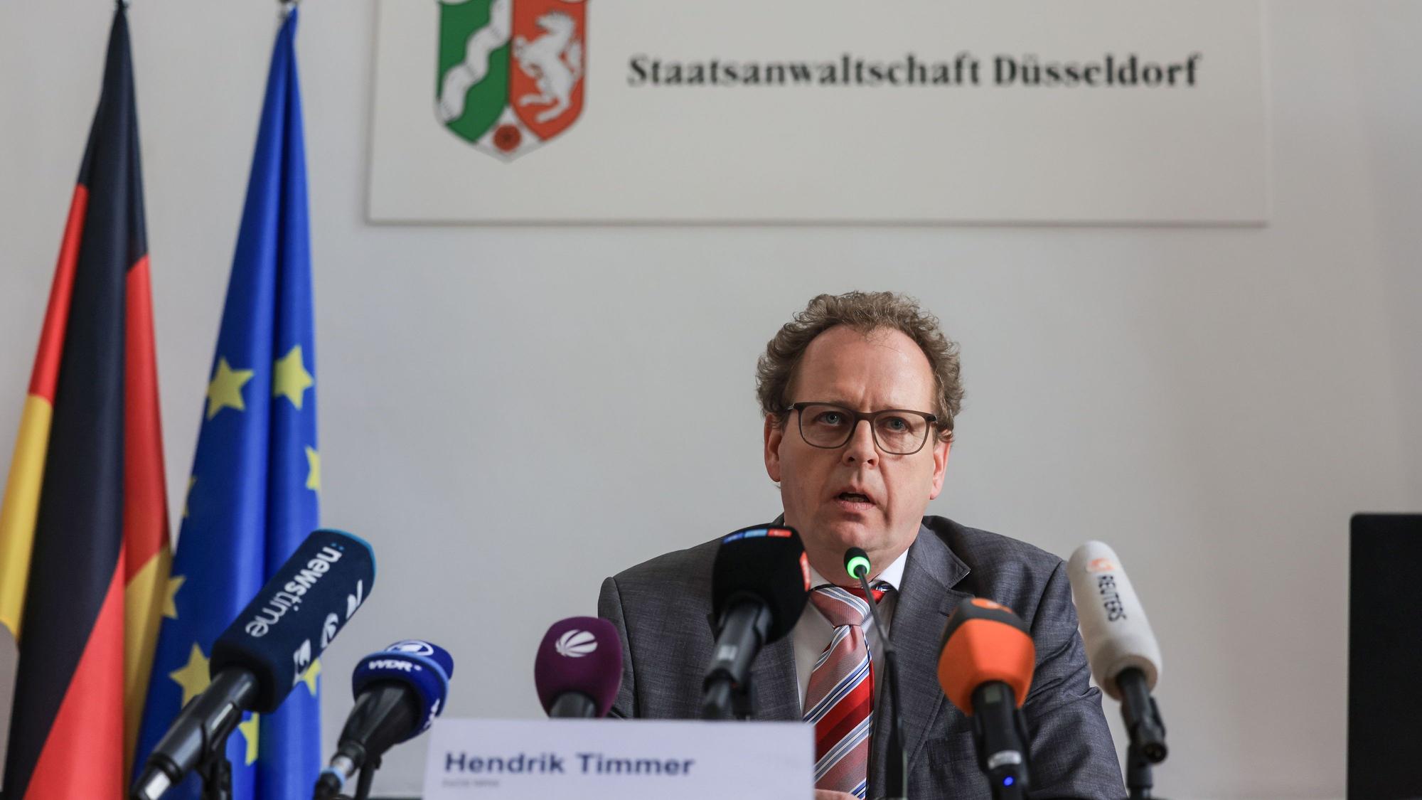 Hendrik Timmer, Staatsanwalt in Düsseldorf, berichtet über die Ergebnisse der Razzia gegen eine Schleuserbande. Bei einer großangelegten Razzia gegen eine international agierende Schleuserbande in acht Bundesländern hat die Staatsanwaltschaft Düsseldorf zehn Beschuldigte verhaften lassen. (Zu dpa: „Großrazzia gegen Schleuser in acht Ländern - Ausländerämter bestochen?“) +++ dpa-Bildfunk +++