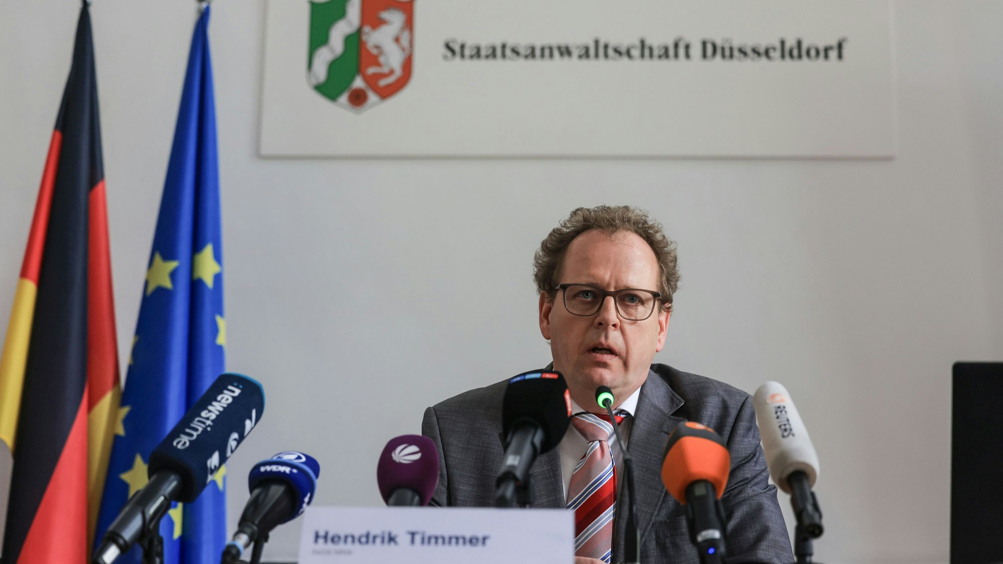 Hendrik Timmer, Staatsanwalt in Düsseldorf, berichtet über die Ergebnisse der Razzia gegen eine Schleuserbande. Bei einer großangelegten Razzia gegen eine international agierende Schleuserbande in acht Bundesländern hat die Staatsanwaltschaft Düsseldorf zehn Beschuldigte verhaften lassen. (Zu dpa: „Großrazzia gegen Schleuser in acht Ländern - Ausländerämter bestochen?“) +++ dpa-Bildfunk +++