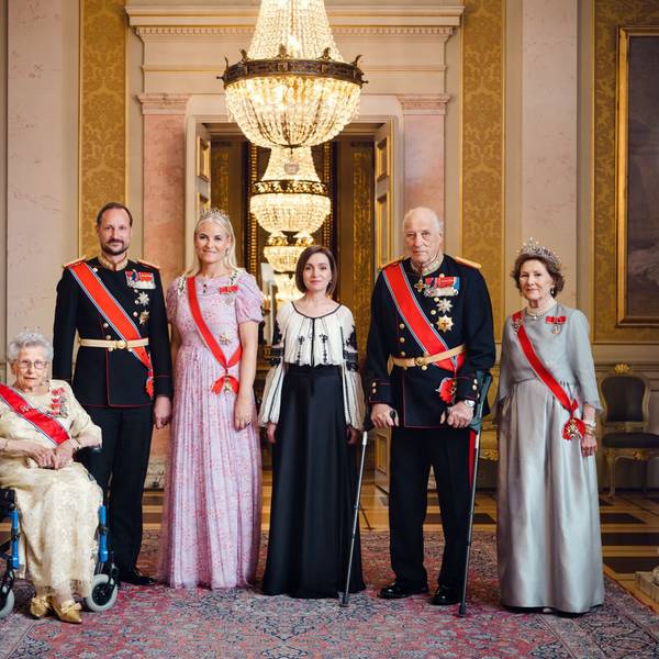 Prinzessin Astrid, Kronprinz Haakon, Kronprinzessin Mette-Marit, die Präsidentin von Moldau, Maia Sandu, und das norwegische Königspaar Harald V. und Sonja.