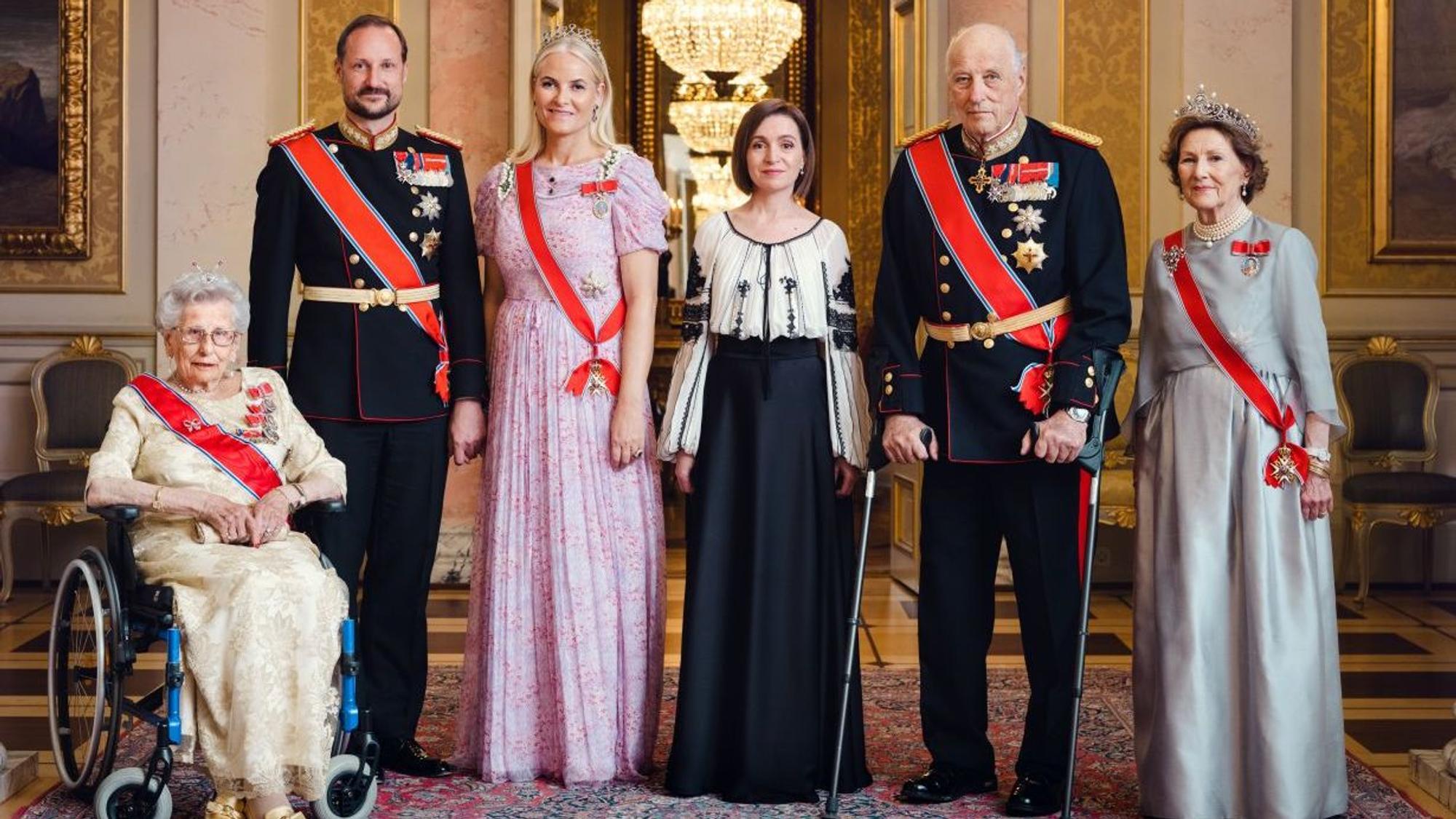 Prinzessin Astrid, Kronprinz Haakon, Kronprinzessin Mette-Marit, die Präsidentin von Moldau, Maia Sandu, und das norwegische Königspaar Harald V. und Sonja.