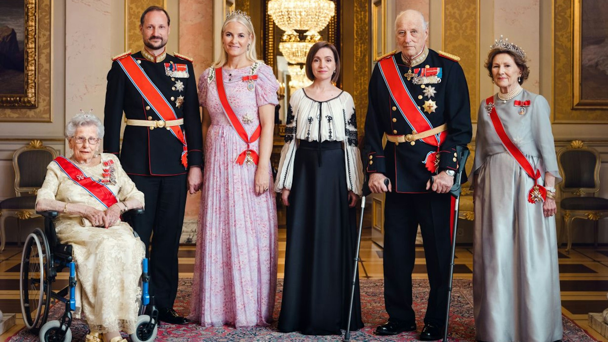 Prinzessin Astrid, Kronprinz Haakon, Kronprinzessin Mette-Marit, die Präsidentin von Moldau, Maia Sandu, und das norwegische Königspaar Harald V. und Sonja.