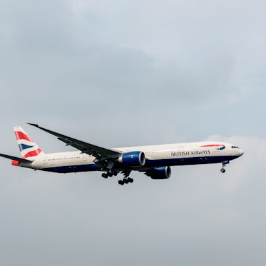 Eine Boeing 777 der Fluglinie British Airways in der Luft.
