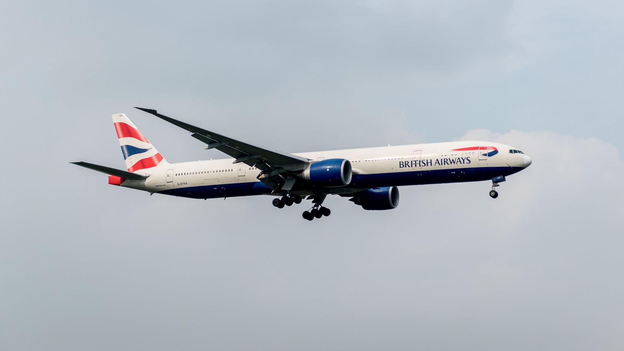 Ein Flugzeug in der Luft.