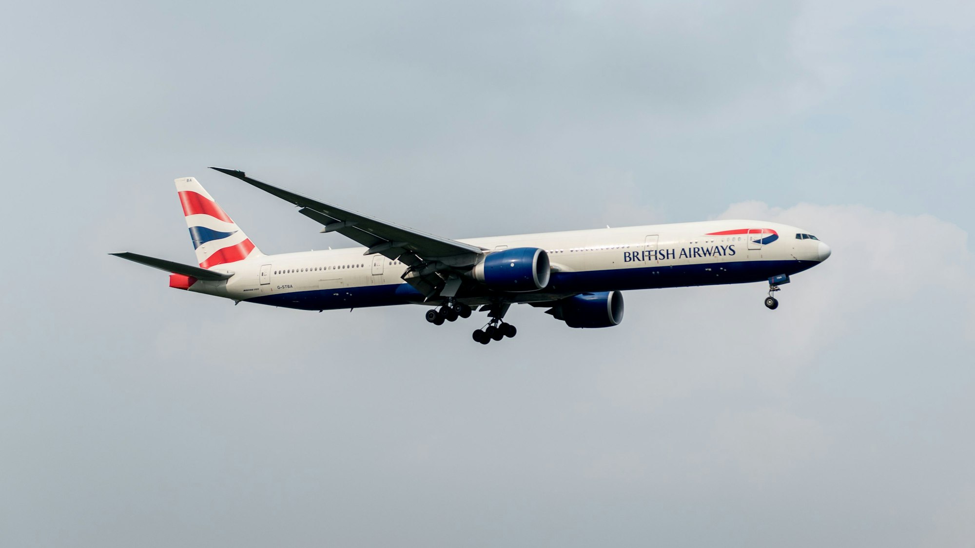 Ein Flugzeug in der Luft.