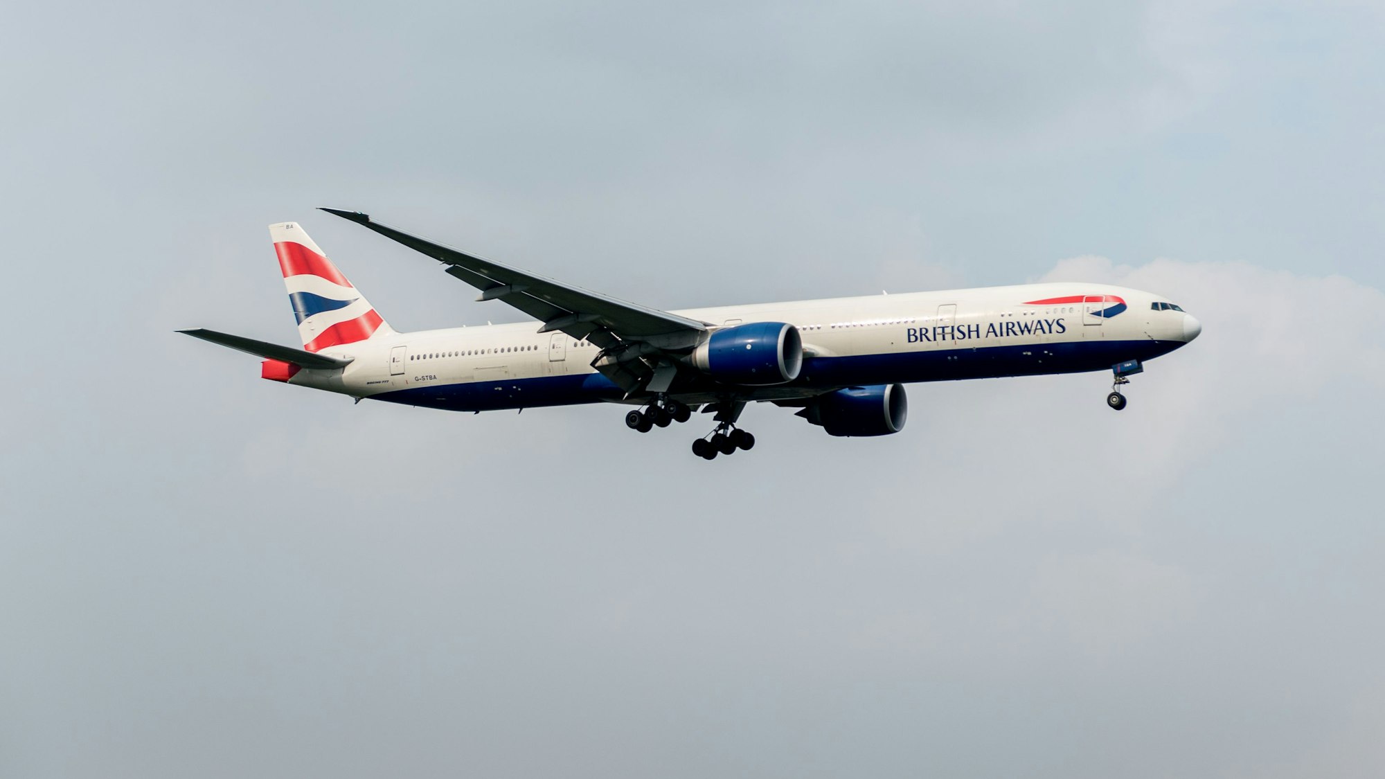 Eine Boeing 777 der Fluglinie British Airways in der Luft.