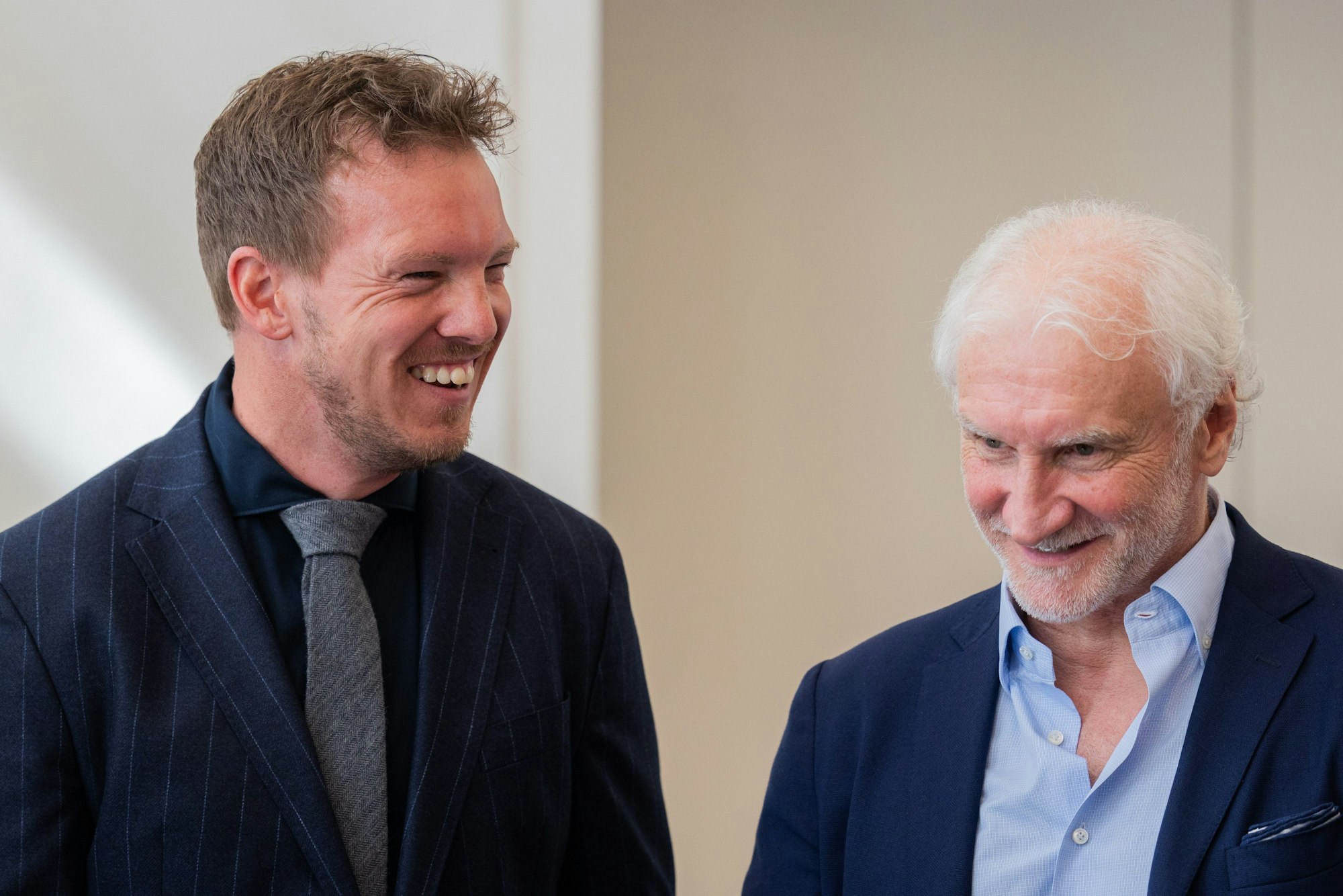 April 2024: Die DFB-Delegation trägt sich ins Goldene Buch der Stadt Düsseldorf ein. Sportdirektor Rudi Völler (r) und Bundestrainer Julian Nagelsmann lächeln.
