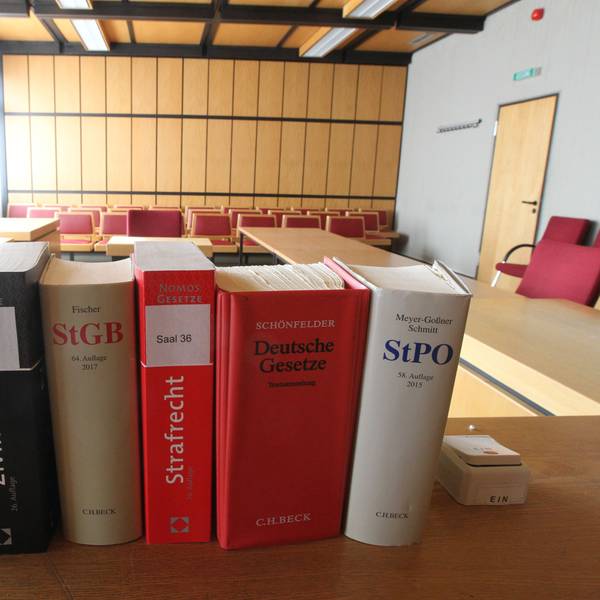 Auf einem Richtertisch im Amtsgericht Siegburg steht juristische Fachliteratur.