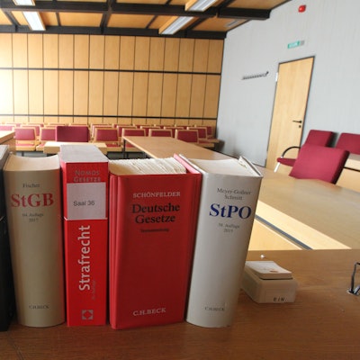Auf einem Richtertisch im Siegburger Amtsgericht stehen Gesetzestexte.