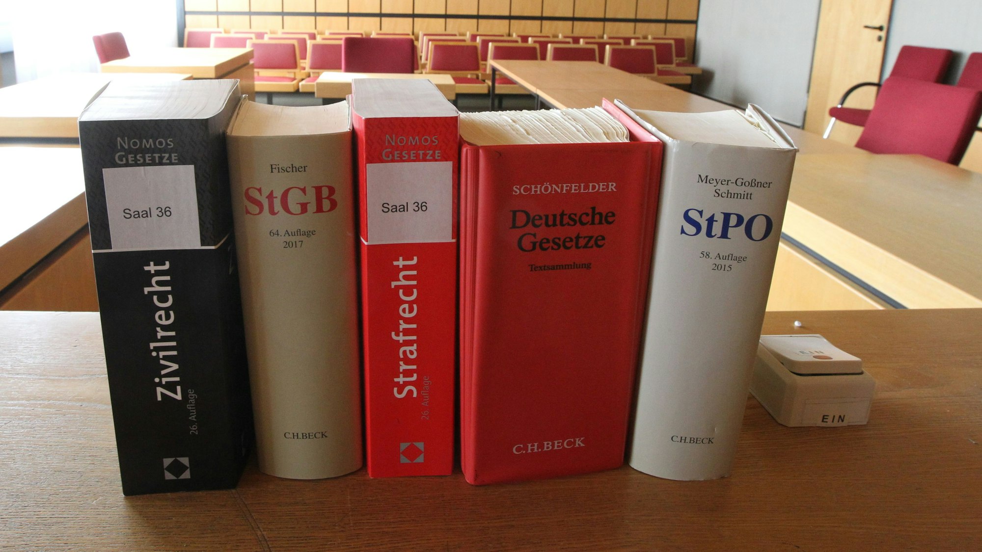 Auf einem Richtertisch im Amtsgericht Siegburg steht juristische Fachliteratur.