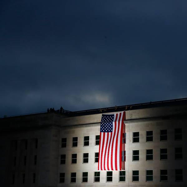 Vor dem Pentagon wird die US-Flagge gehisst. (Symbolbild) Die USA haben ihren Reisehinweis zu Deutschland aufgrund möglicher Terroranschläge geändert.