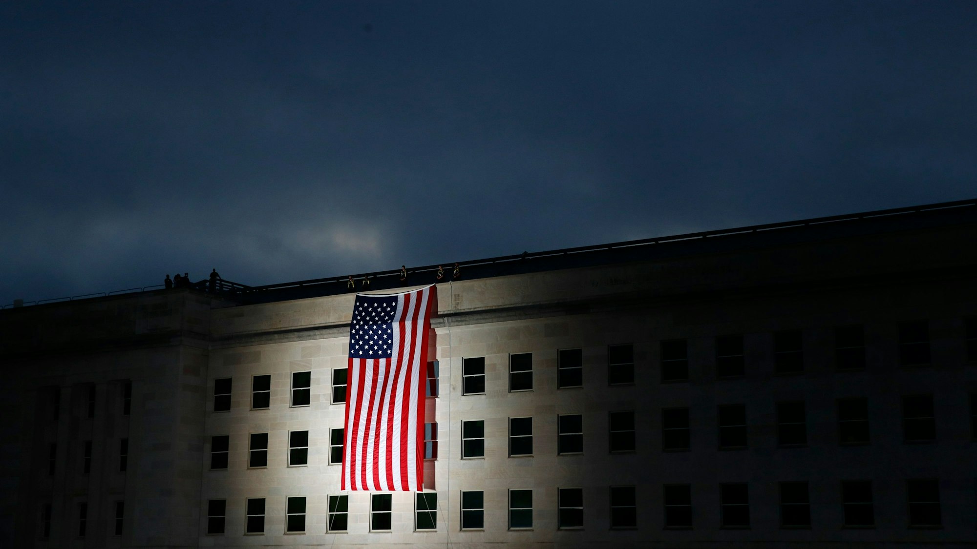 Vor dem Pentagon wird die US-Flagge gehisst. (Symbolbild) Die USA haben ihren Reisehinweis zu Deutschland aufgrund möglicher Terroranschläge geändert.