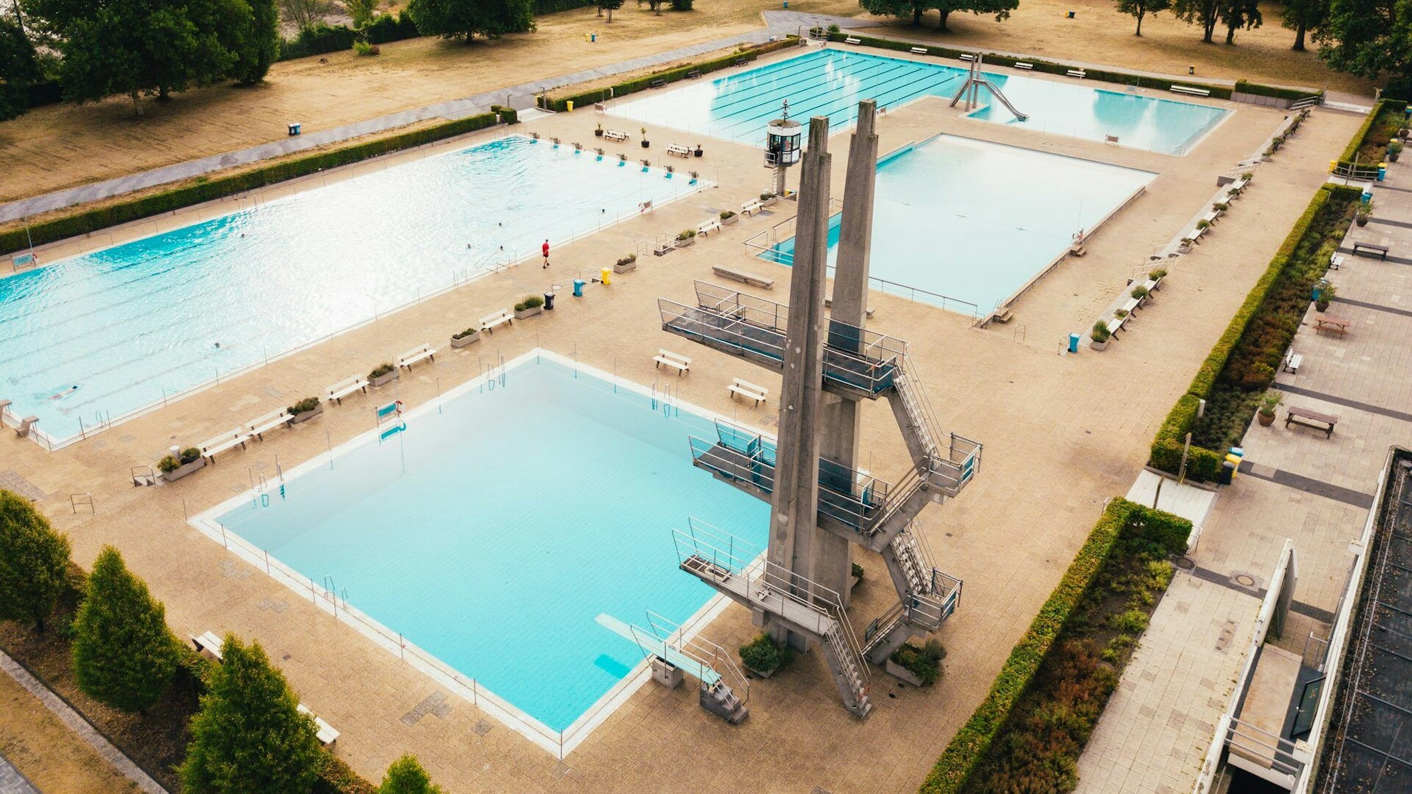 Eine Luftaufnahme des Römerbads in Bonn. Es gibt vier Becken, eins davon an der Sprunganlage.