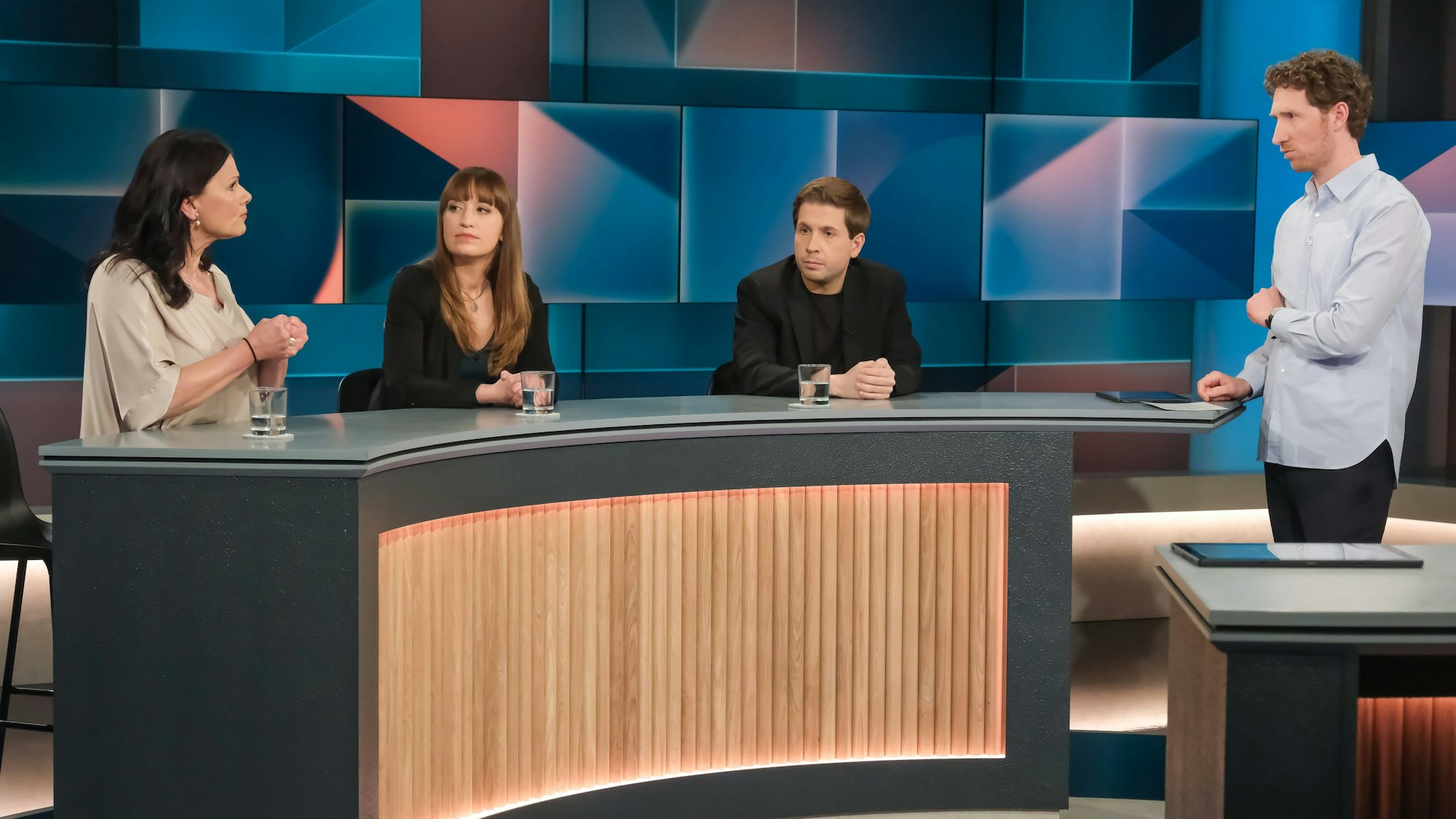 Gitta Connemann (CDU), Heidi Reichinnek (Die Linke) und Kevin Kühnert (SPD- Generalsekretär) diskutieren mit Moderator Louis Klamroth.