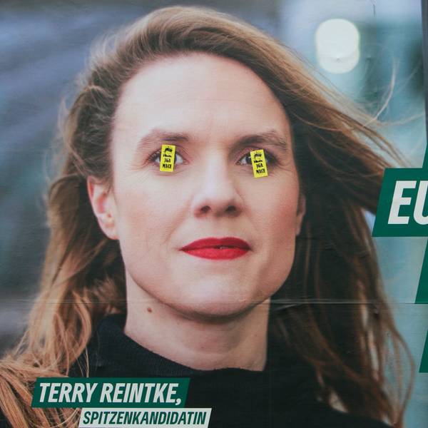 Ein Wahlplakat zur Europawahl von den Grünen am Ebertplatz ist mit Aufklebern teilweise überklebt.