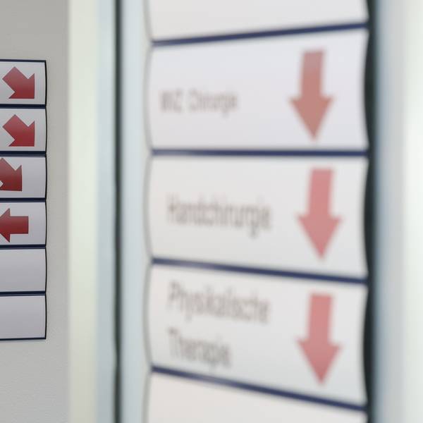 Blick auf einen Wegweiser.