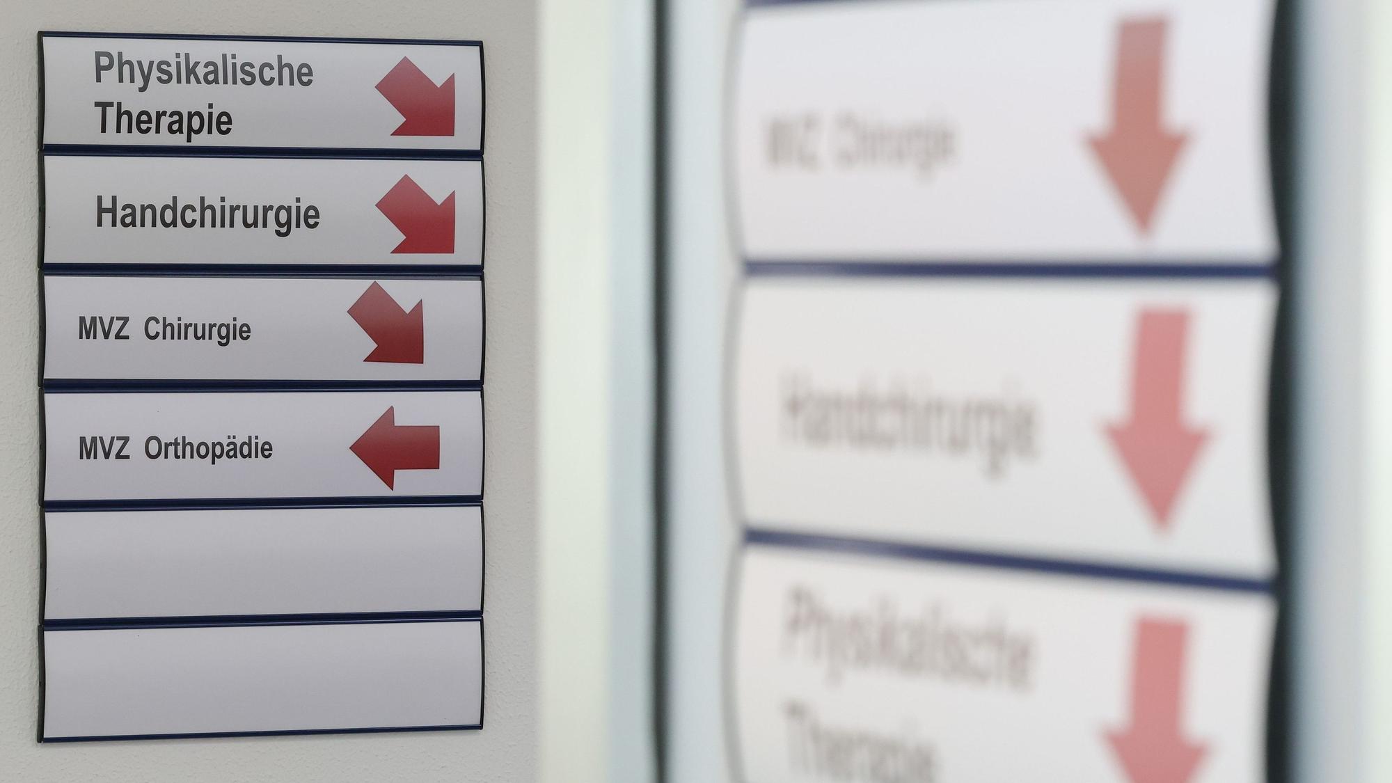 Blick auf Wegweiser (Physikalische Therapie, Handchirurgie, MVZ Chirurgie, MVZ Orthopädie) im Marienhospital Ankum-Bersenbrück.
