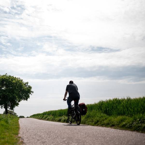 Eine Person fährt Fahrrad.