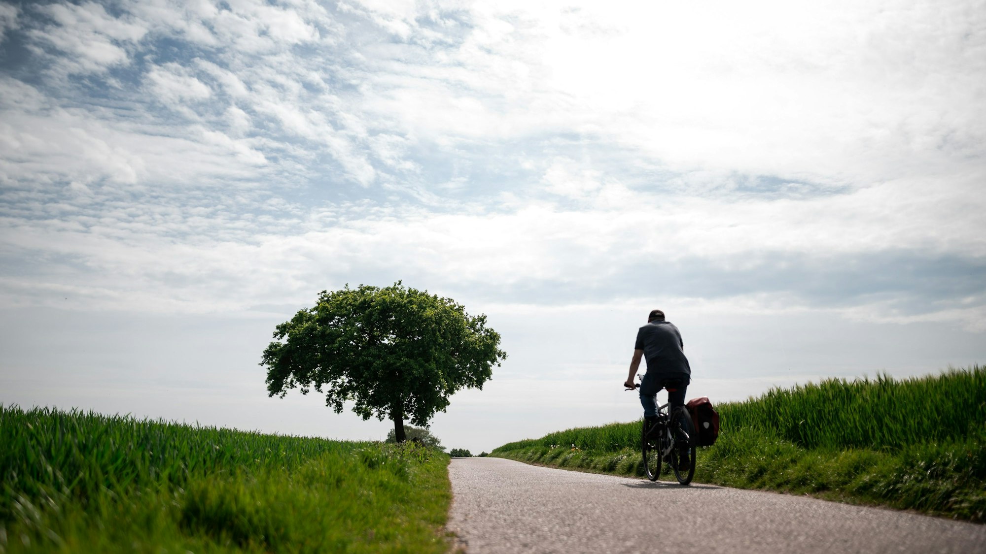 Eine Person fährt Fahrrad.