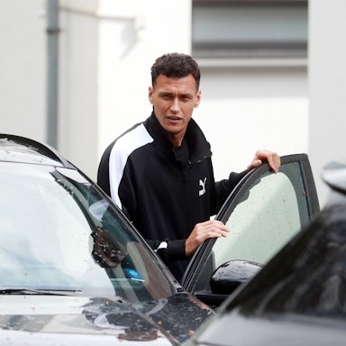 Stürmer Davie Selke vom 1. FC Köln steigt ins Auto am Geißbockheim ein.