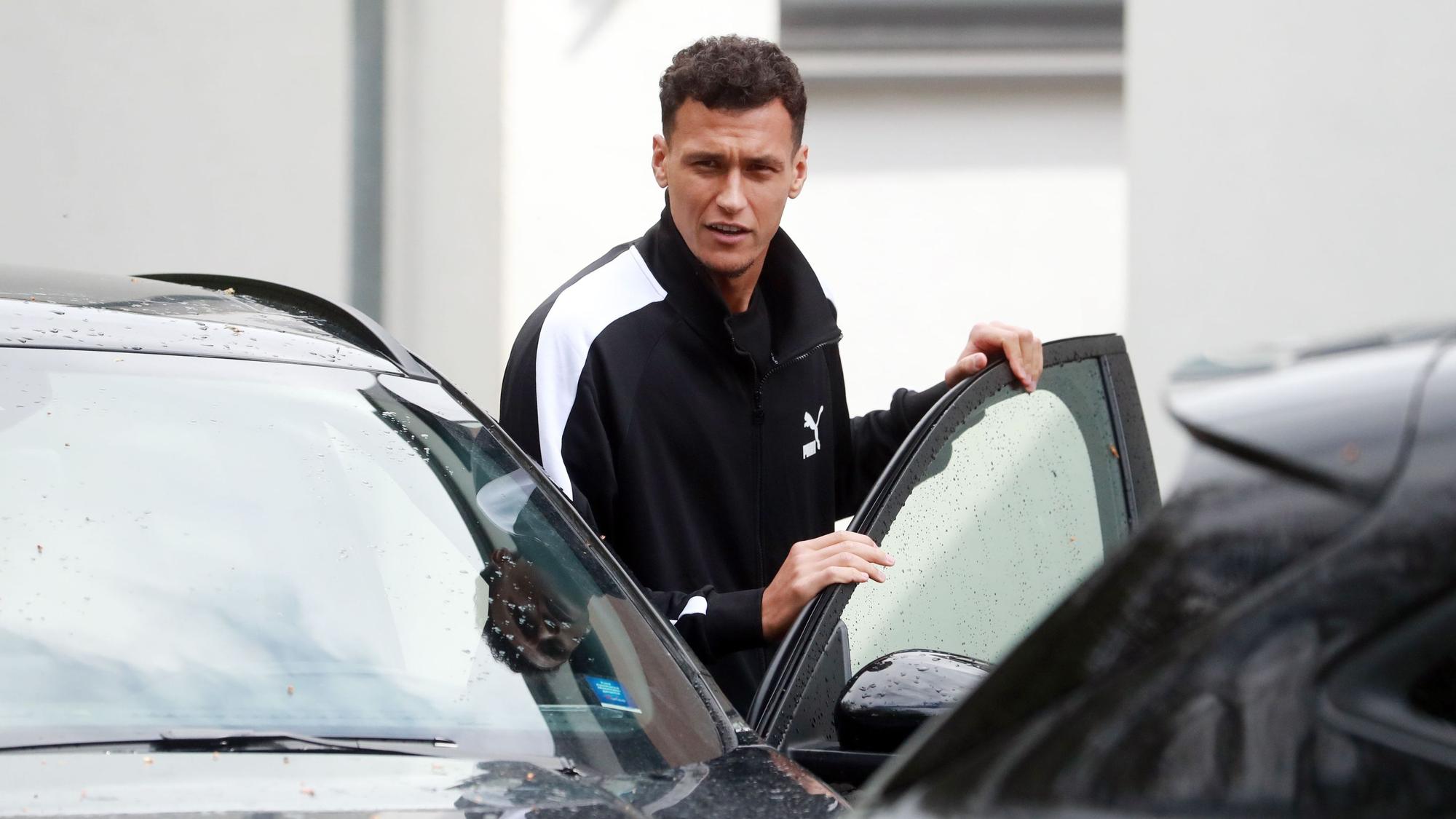 Stürmer Davie Selke vom 1. FC Köln steigt ins Auto am Geißbockheim ein.