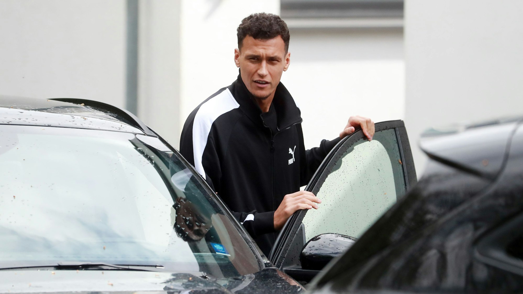 Stürmer Davie Selke vom 1. FC Köln steigt ins Auto am Geißbockheim ein.