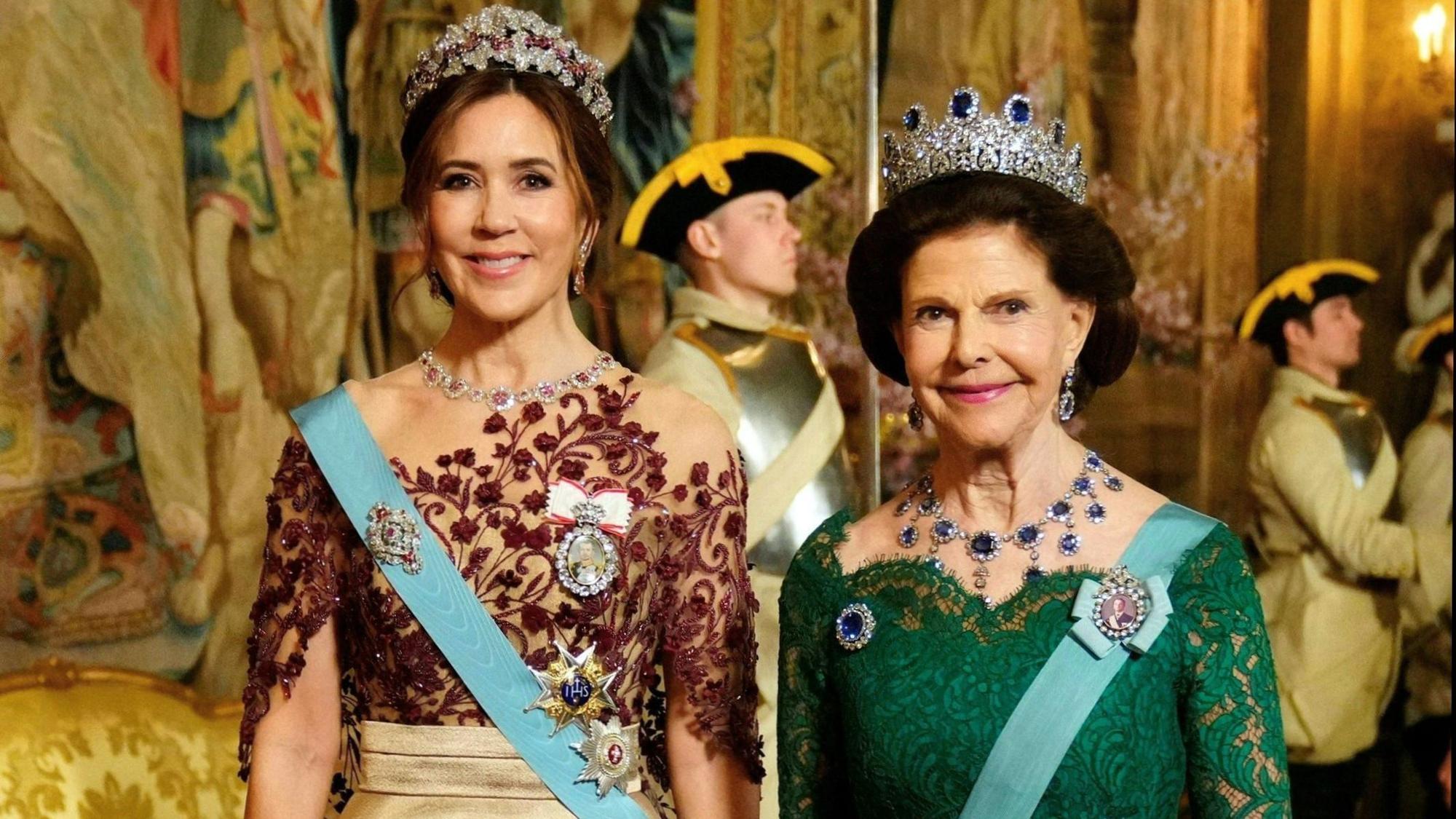 Köngin Mary und Königin Silvia vor dem Galadinner im Schloss.