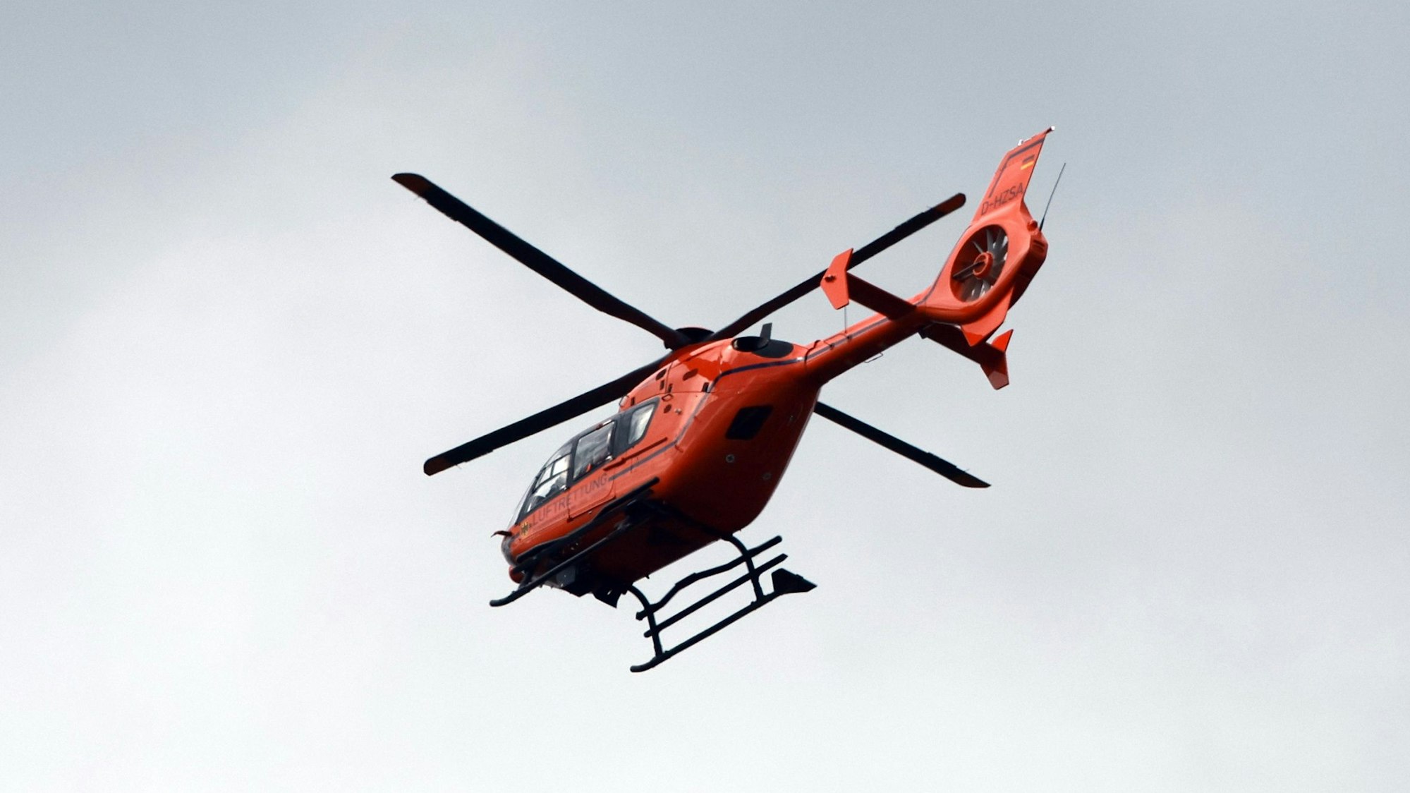 Am 7. Mai musste eine Person in Köln-Zollstock in ihrer Wohnung wiederbelebt werden. Der Notarzt landete mit einem Hubschrauber im Vorgebirgspark. (Symbolbild)