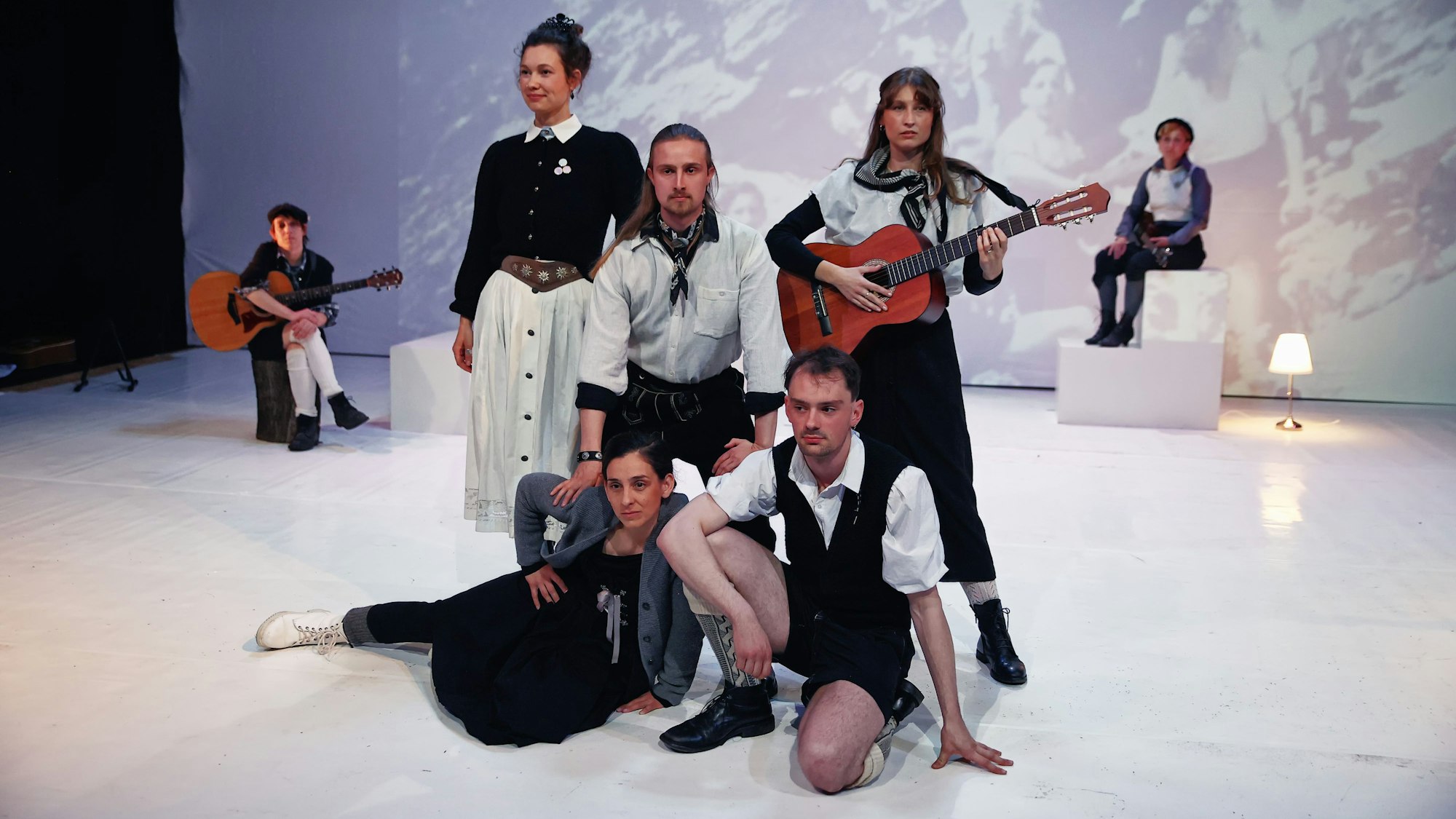 Hommage an die Freiheit: Das Schauspielensemble erinnerte in der Tanzfaktur an das Wirken der Kölner Edelweißpiraten.