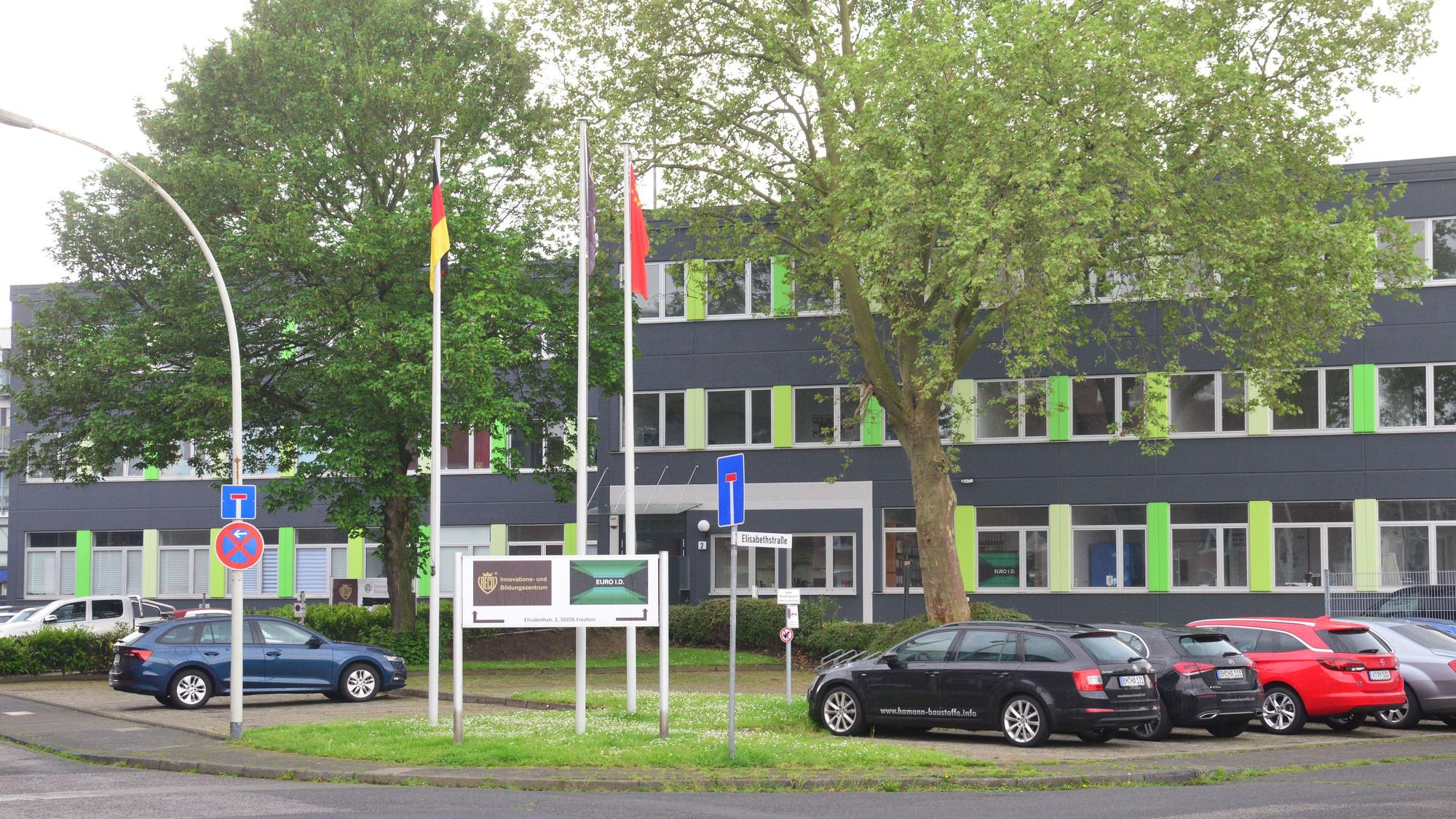 In diesem Gebäude in Frechen waren zahlreiche Scheinfirmen gemeldet, vermuten die Ermittler.