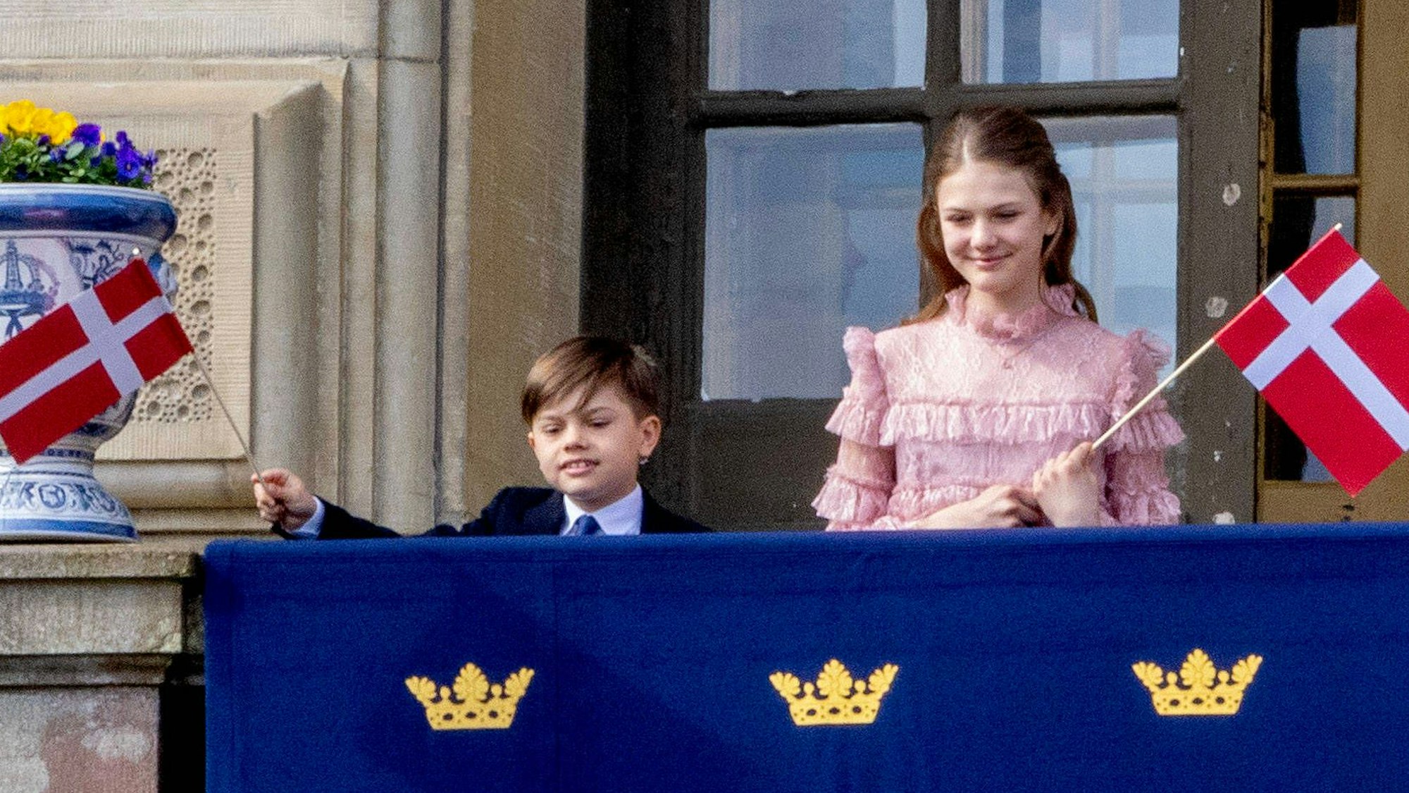 Prinz Oscar und Prinzessin Estelle auf dem Balkon des Stockholmer Schlosses.