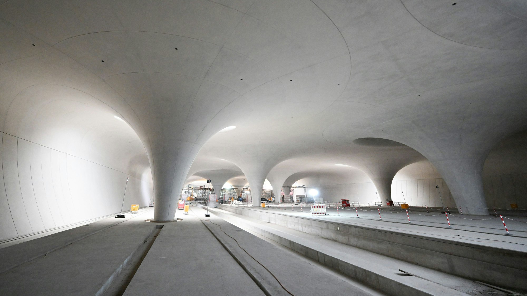 Auf der Baustelle des milliardenschweren Bahnprojekts Stuttgart 21 ist der Rohbau des Tiefbahnhofs mit seinen markanten Lichtaugen weitgehend fertiggestellt.