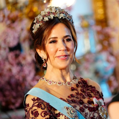 Königin Mary trifft zu einem Galadinner im Königlichen Palast ein.