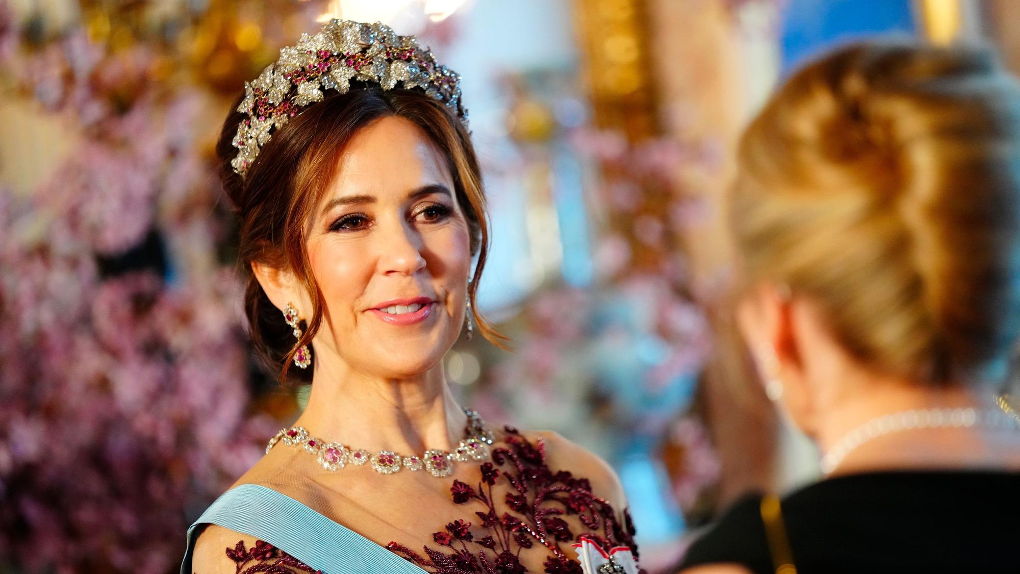 Königin Mary trifft zu einem Galadinner im Königlichen Palast ein.