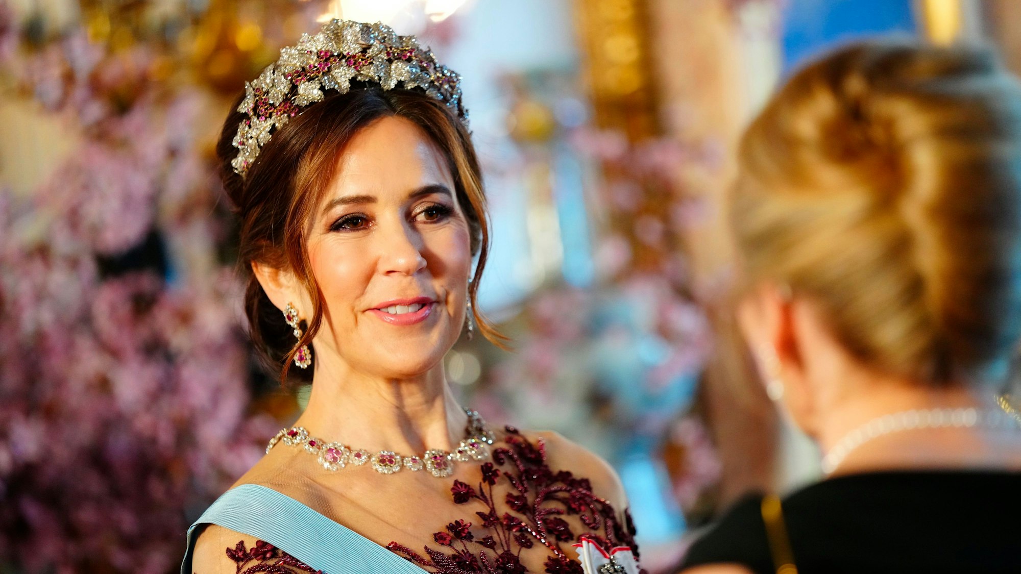 Königin Mary trifft zu einem Galadinner im Königlichen Palast ein.