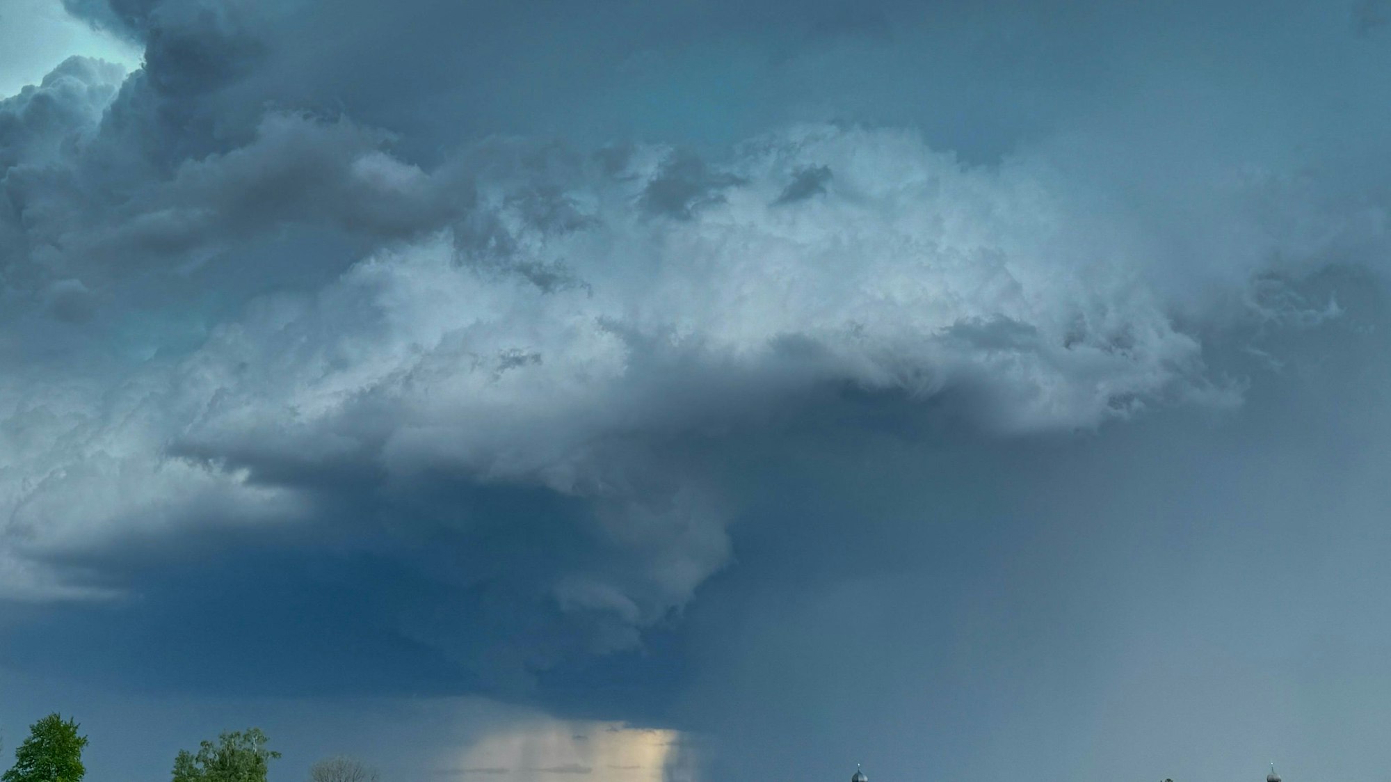 Eine Gewitter-Superzelle zieht über den Süden Bayerns hinweg. Durch Starkregen und schwere Hagelschauer kam es deutschlandweit zu Überschwemmungen, Hochwasser und Verkehrsschäden.