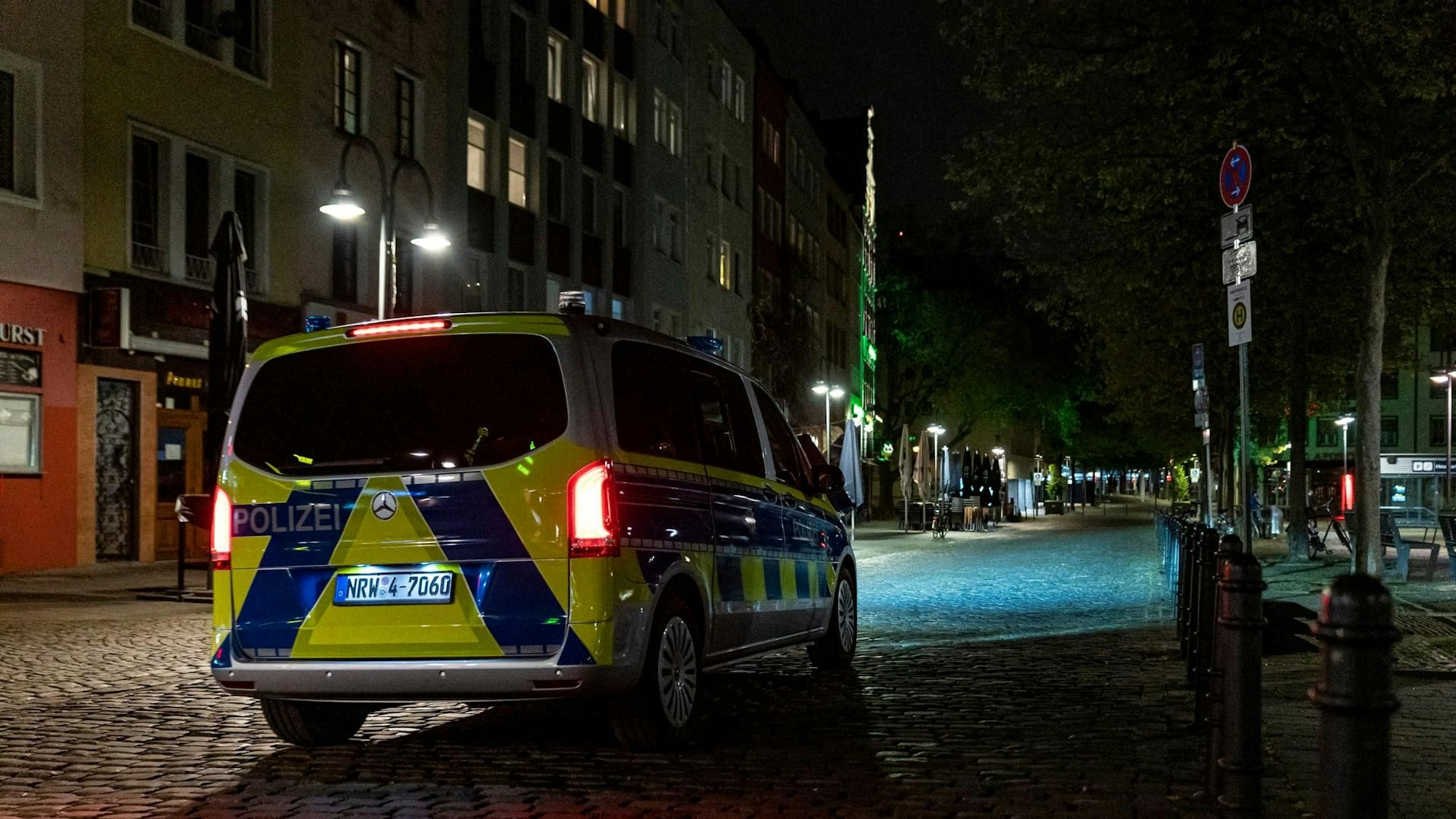 Ein Polizeiwagen bei Dunkelheit
