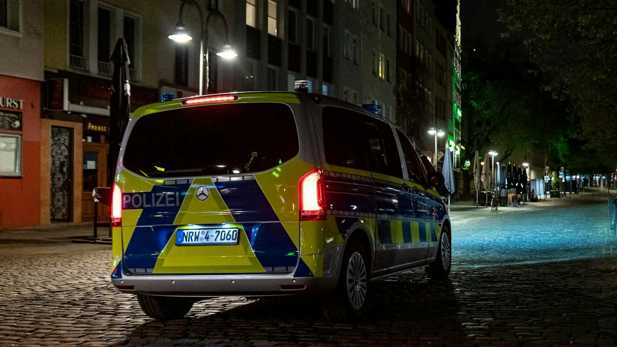Streifenwagen auf dem Heumarkt in der Kölner Altstadt