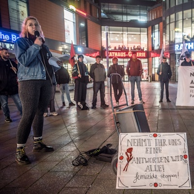 Demo gegen Femizide als Reaktion auf den Mord an einer Frau in Rheindorf, Rathausvorplatz.