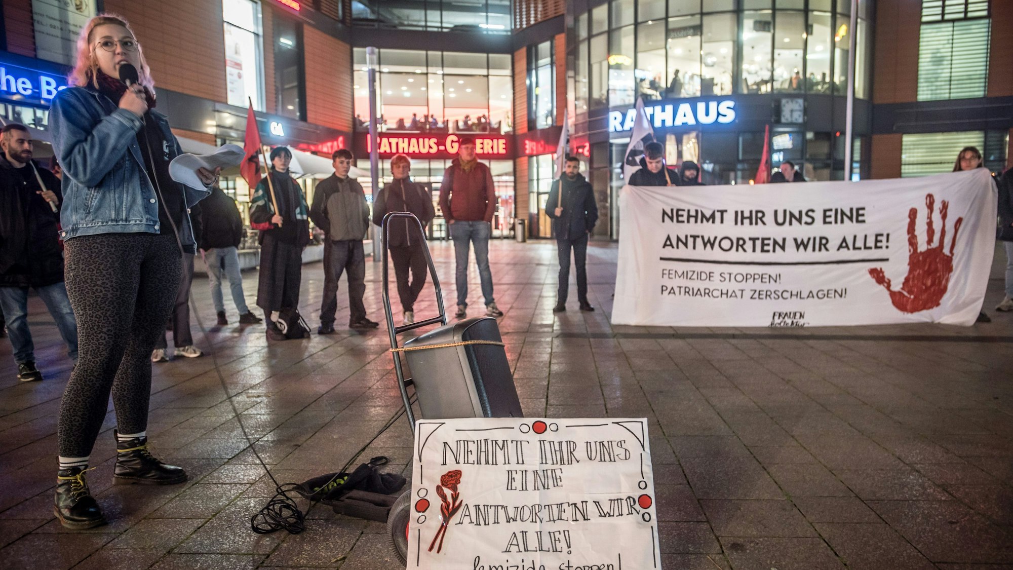 Demo gegen Femizide als Reaktion auf den Mord an einer Frau in Rheindorf, Rathausvorplatz.