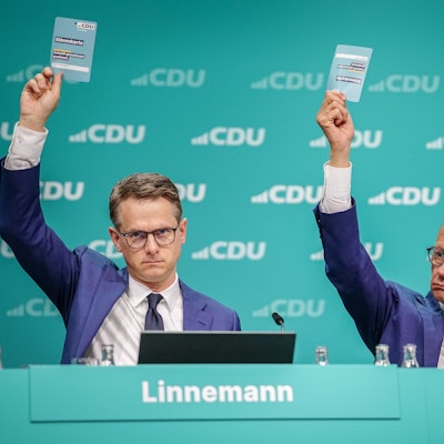 07.05.2024, Berlin: Friedrich Merz (CDU), CDU-Bundesvorsitzender und Unionsfraktionsvorsitzender, und Carsten Linnemann, CDU-Generalsekretär, heben die Stimmkarten zu einem Änderungsantrag zur Wehrpflicht beim CDU-Bundesparteitag.
