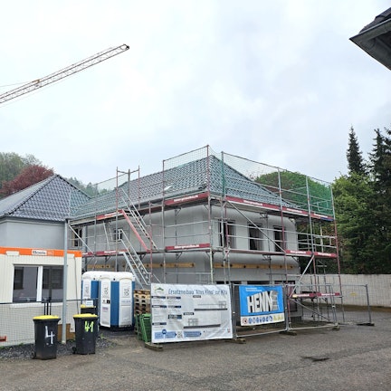 Blick auf das eingerüstete alte Kino in Gemünd.